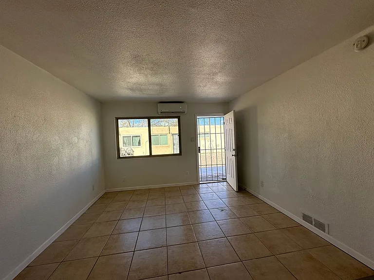 Spacious 2 Bedroom Apartment with Private Backyard — Photo 14
