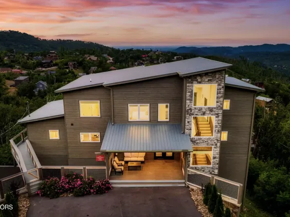 720 Short Ridge Ct, Gatlinburg, TN 37738