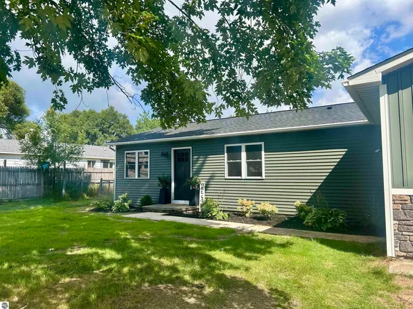 4358 Manor Wood Dr S, Traverse City, MI 49685