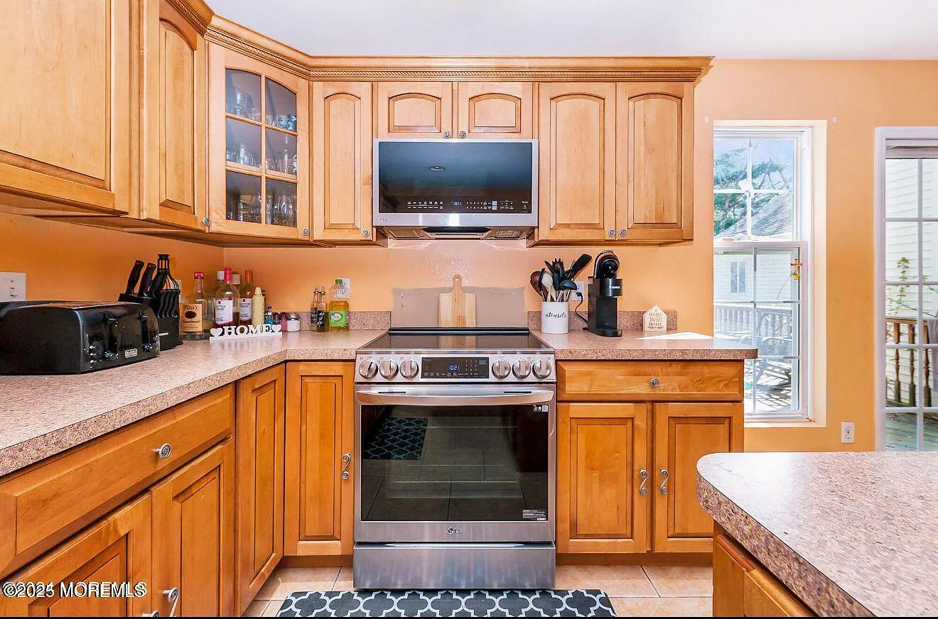 4 bed, 2.5 bath, 1930 sqft, $3,700 — Photo 4