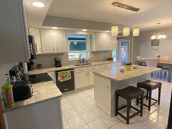 3rd image of 9331 Pembroke Cir