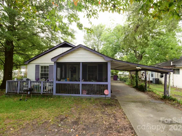 608 E Lizzie St, Selma, NC 27576