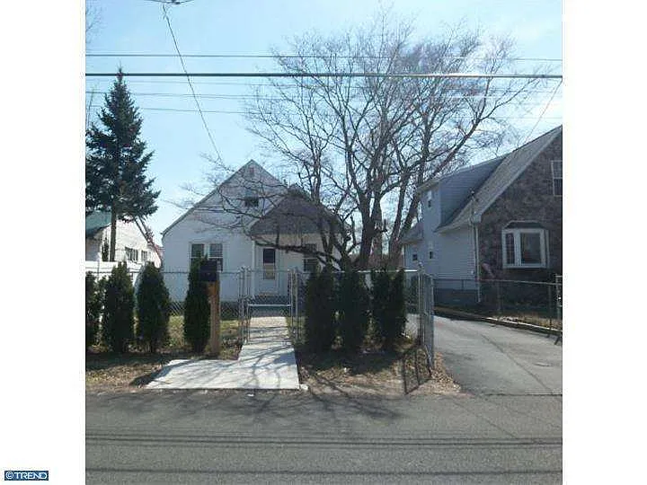 1352 Maple Ave photo 1