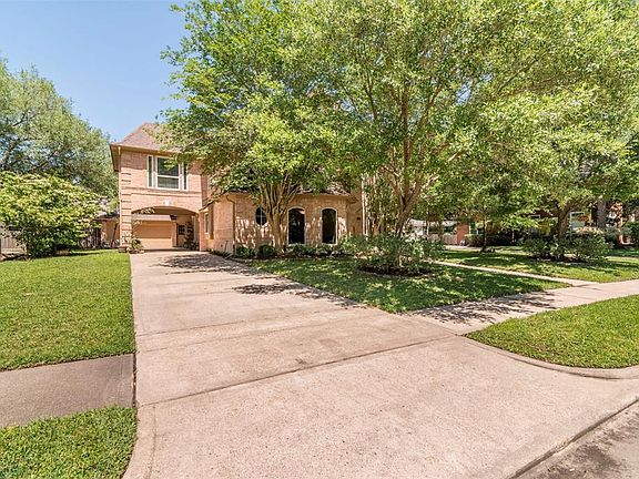 Convenient porte cochere is great for rainy days! The double garage is insulated and air conditioned.
