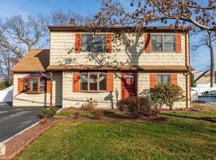 135 Roosevelt Ave, Islip, NY 11751
