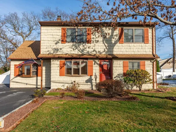 135 Roosevelt Avenue, Islip, NY 11751
