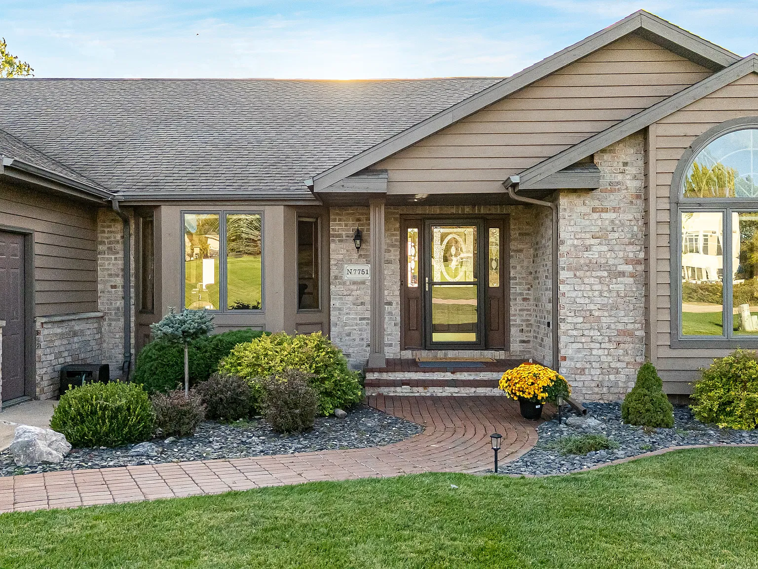4 bed, 2.5 bath, 3501 sqft, $7,200 — Photo 1