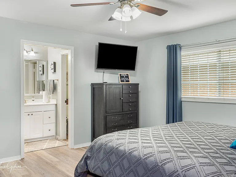 King bed with 46in smart tv