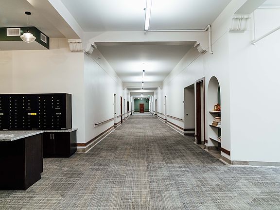 4th image of 811 Emerald Ave NE #404