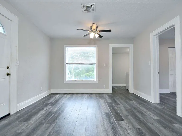 912 Hart St #B — Photo 5