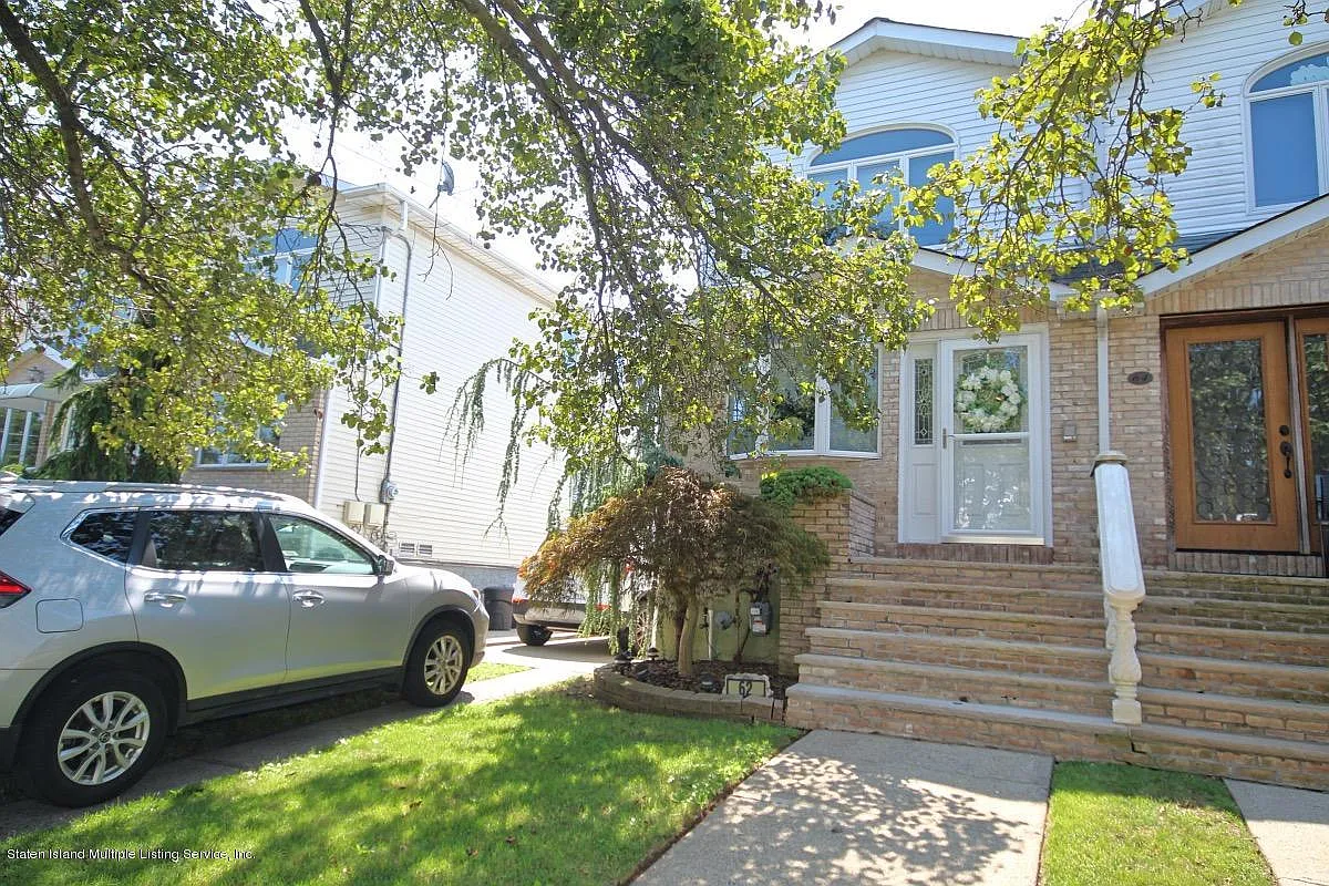 62 Pond St photo 1