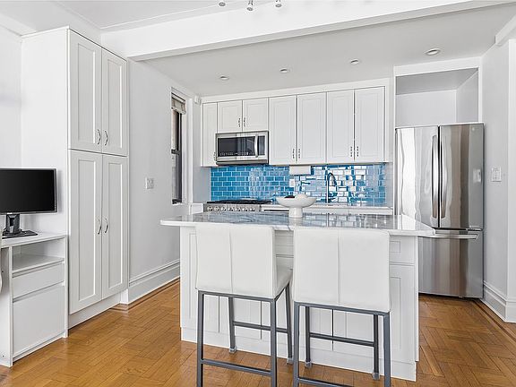 4th image of 225 E 79th St #5CD