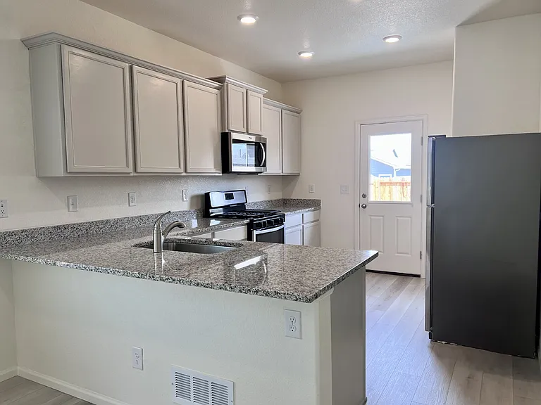 370 Maple St — Photo 7