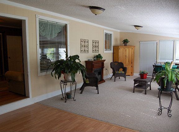 4th image of 2242 Green Ln