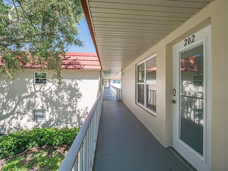 20 Pine Arbor Ln #202 — Photo 2