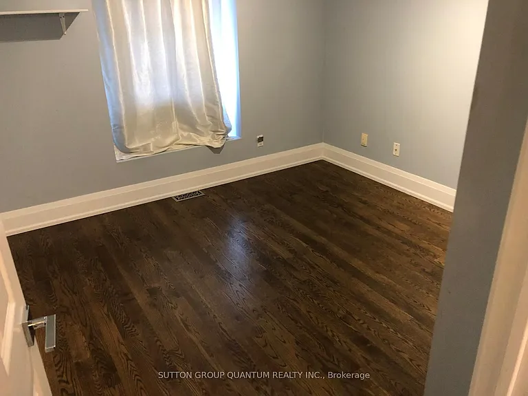 135 Mowat Cres — Photo 10