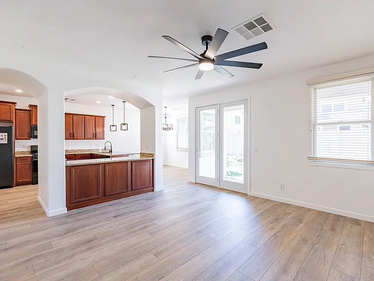 2225 E Sunland Ave — Photo 4