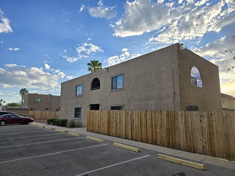 1809 E Hedrick Dr — Photo 7