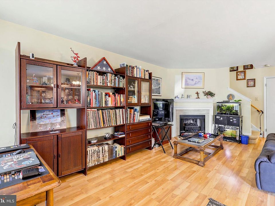 1st image of 302 Colettes Ct