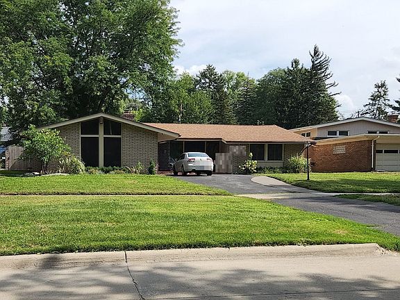 2nd image of 256 Wellington Crescent Blvd