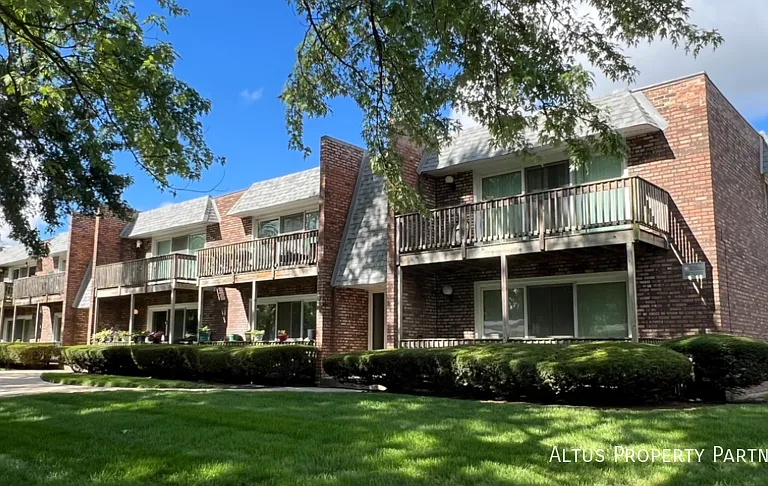 504 Roberts Dr #2D — Photo 1