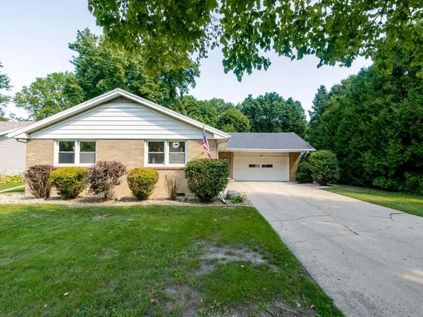 104 E Washington St, Le Roy, IL 61752