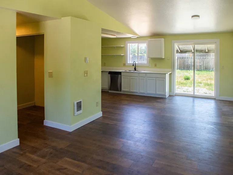 2328 SW Glacier Ave — Photo 3