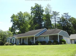 107 Chapman Ln, Hurricane, WV 25526