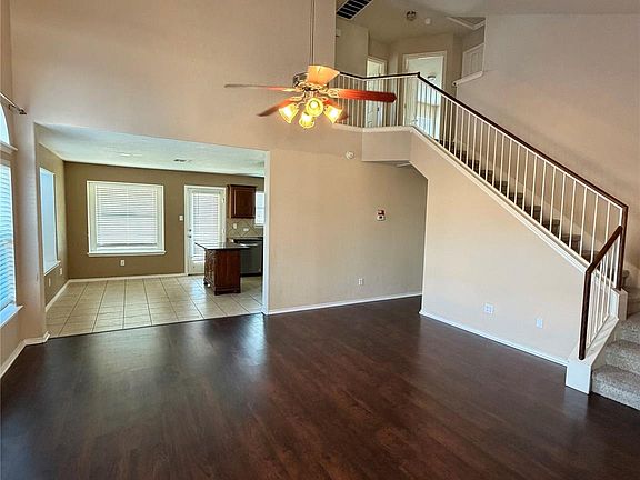 3rd image of 904 Gentry Dr