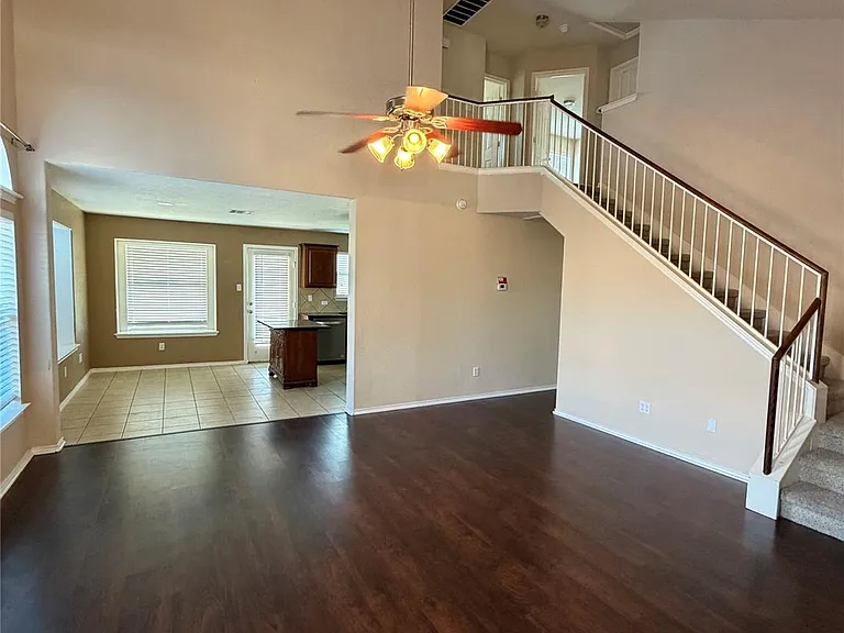 904 Gentry Dr — Photo 3