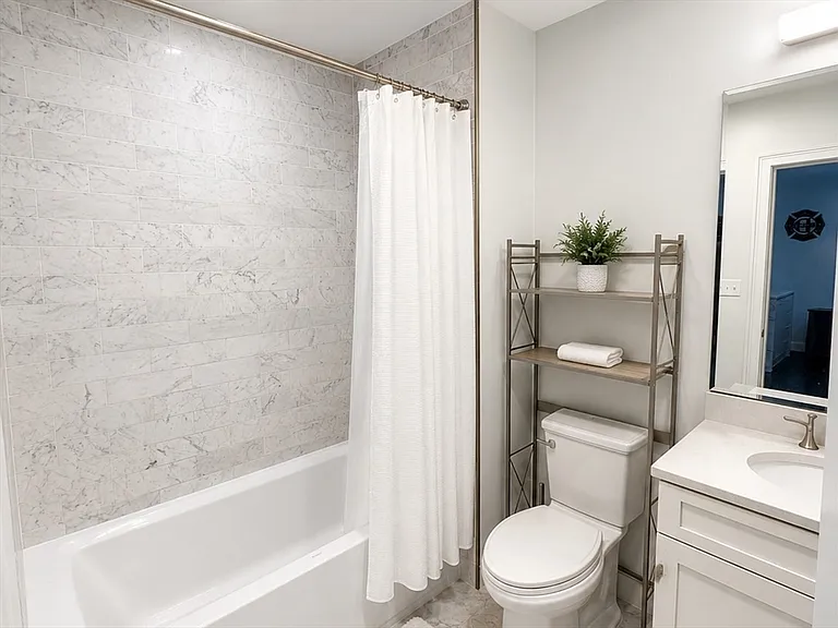 728 E Broadway #205 — Photo 3