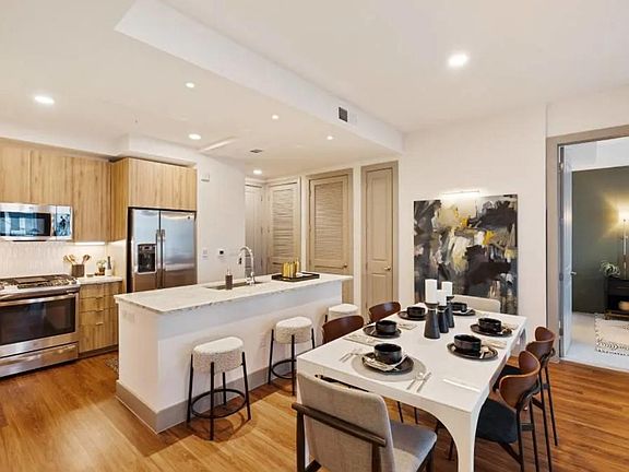 5th image of 1317 N Post Oak Rd #512