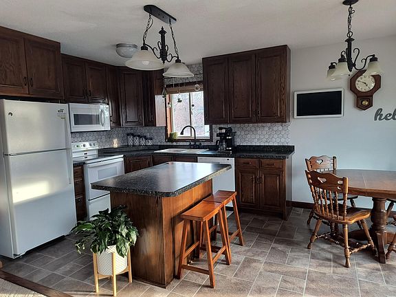 3rd image of 407 Suncrest Dr