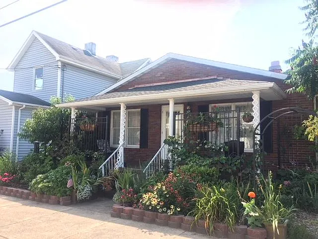 1027 1/2 Morton Avenue photo 1