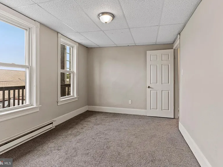 205 N Queen St — Photo 7
