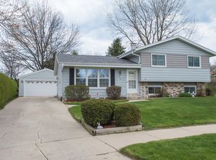 8632 S Fenway Ct, Oak Creek, WI 53154