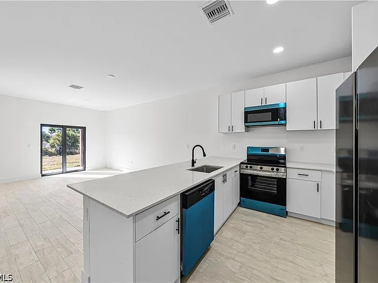 2222 Kenneth Ave S — Photo 4