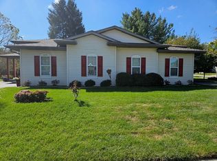 673 Hickory Creek Dr, Oconomowoc, WI 53066