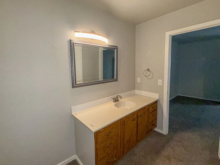 12021 Hawthorne Ln — Photo 32