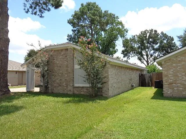 3 bed, 2.0 bath, 1588 sqft, $1,895 — Photo 3
