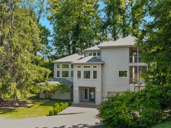 9622 W Shore Dr, Columbus, IN 47201