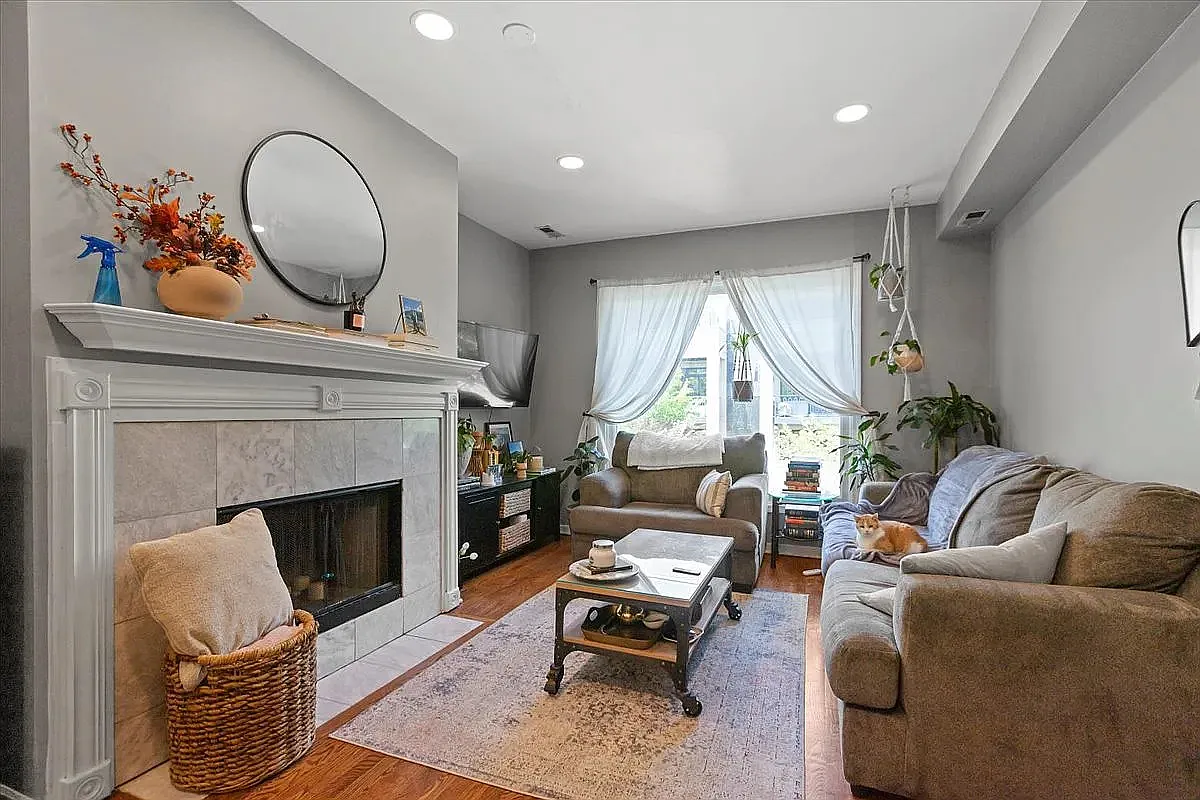 Building Photo - 1345 W Walton St #1F
