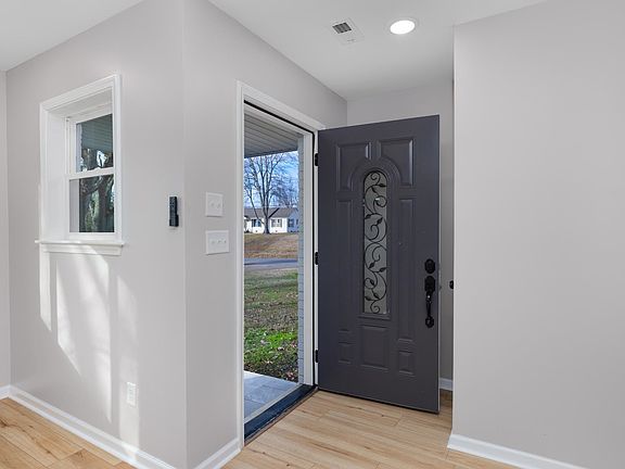 4th image of 20 East Dr