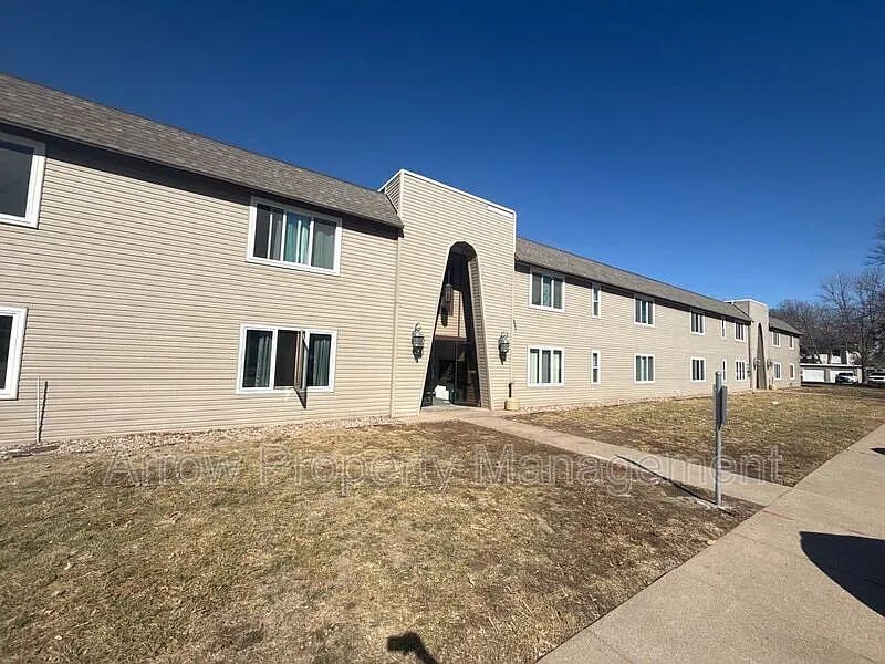 2 bed, 1.0 bath, 972 sqft, $875 — Photo 1