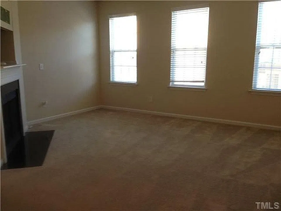 3 bed, 3.5 bath, 1798 sqft, $1,950 — Photo 4