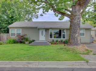 1039 SE Ashley Pl, Grants Pass, OR