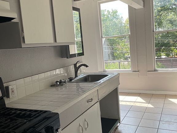 3rd image of 1027 Boulevard St Unit C