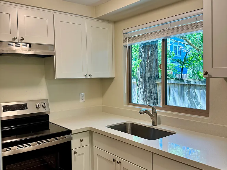 145 NW Alder Pl #4 — Photo 3