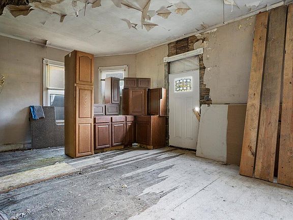 4th image of 281 Houston Ave