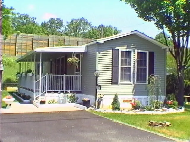 28 Greenlawn Dr photo 1